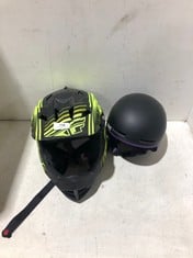 2 X ASSORTED HELMETS TO INCLUDE FLY RACING HELMET IN BLACK AND YELLOW SIZE M