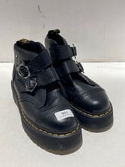 DR MARTENS DEVON FLOWER BOOTS IN BLACK SIZE 7