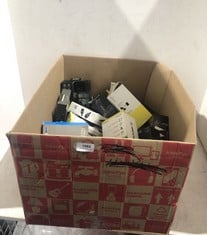 BOX OF ASSORTED PHONE ACCESSORIES TO INCLUDE MAGICMOUNT MAGNETIC PHONE MOUNT