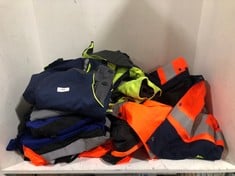 7 X ASSORTED CLOTHES TO INCLUDE TRANEMO WORKWEAR SHELL JACKET HI-VIS ORANGE/NAVY - SIZE S