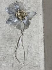 288 X STONE THE CROWS SM.HANGING FLOWER - WHITE - HEIGHT 24CM - TOTAL RRP £864