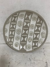 6 X STONE THE CROWS WALL PLATE - DESIGN ONE WHITE - (H) 5 X (W) 35 X (D) 35 CM - TOTAL RRP £228