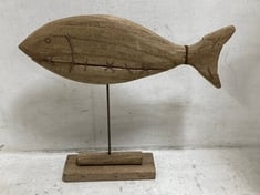 12 X STONE THE CROWS LONG FISH ON PLINTH - (H) 35 X (W) 39 X (D) 7 CM - TOTAL RRP £396