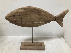 12 X STONE THE CROWS LONG FISH ON PLINTH - (H) 35 X (W) 39 X (D) 7 CM - TOTAL RRP £396