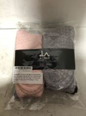 25X ASSORTED LA ACTIVE FUZZY GRIP SOCKS IN ASSORTED SIZES TO INCLUDE S/M & L/XL.