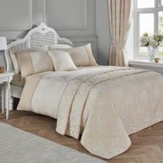 APPROX X10 ASSORTED ITEMS TO INCLUDE DREAMS & DRAPES - IVORY FLORAL DUVET COVER SETS - DOUBLE BEDDING SIZE (200 X 200CM) - FLOWER ROSES DUVET COVER - TRADITIONAL/VINTAGE JACQUARD BEDDING - LUXURY BED