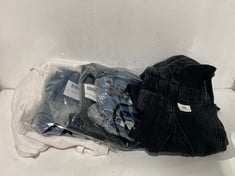 5 X ASSORTED ADULT CLOTHES ITEMS TO INCLUDE DOUBLE DUTCH SLIT SKINNY IN BLUE - SIZE XS - TOTAL RRP £504