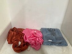 3 X ASSORTED ADULT CLOTHING ITEMS TO INCLUDE LOLI MID RISE BAGGY WIDE LEG DENIM JEANS IN BLUE - SIZE MEDIUM - TOTAL RRP £454