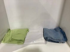 3 X ASSORTED ADULT CLOTHING ITEMS TO INCLUDE LOW SLUNG CARGO JEANS IN WASHED OUT BLUE - SIZE M - TOTAL RRP £407