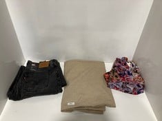 3 X ASSORTED ADULT CLOTHING ITEMS TO INCLUDE LEVI'S HIGH RISE FITTED STRAIGHT LEG JEANS IN BLACK - TOTAL RRP £377