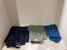 3 X ASSORTED ADULT CLOTHING ITEMS TO INCLUDE MID RISE EXTRA WIDE LEG DENIM BLUE - SIZE 36W