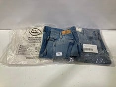 3 X ASSORTED ADULT CLOTHING ITEMS TO INCLUDE MAJOR LEAGUE MID RISE CUFFED CROP JEANS IN LIGHT BLUE - SIZE 26 - TOTAL RRP £354