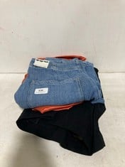 3 X ASSORTED ADULT CLOTHING ITEMS TO INCLUDE OSAKA MID RISE BARREL JEAN TROUSERS IN DENIM BLUE - SIZE 26 - TOTAL RRP £386