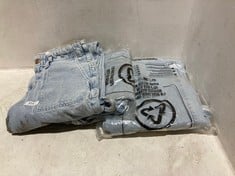 3 X ASSORTED ADULT CLOTHING ITEMS TO INCLUDE MAJOR LEAGUES MID RISE CUFFED CROP JEANS IN LIGHT BLUE - SIZE 27 - TOTAL RRP £354