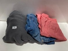 3 X ASSORTED ADULT CLOTHING ITEMS TO INCLUDE ALLI V-NECK PULLOVER KNIT JUMPER GREY - SIZE S - TOTAL RRP £409