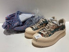 2 X ASSORTED ADULT CLOTHING ITEMS TO INCLUDE CIRCUS NY PLATFORM TATUM SNEAKER SHOES TAN / MULTICOLOUR - SIZE 8 - TOTAL RRP £142