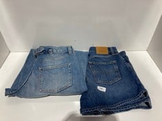 2 X ASSORTED ADULT CLOTHING ITEMS TO INCLUDE LEVI MOM JEAN SHORTS DENIM BLUE - SIZE 28