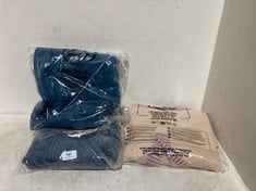 3 X ASSORTED ADULT CLOTHING ITEMS TO INCLUDE MAJOR LEAGUES MID RISE CUFFED CROP JEANS LIGHT BLUE - SIZE 25 - TOTAL RRP £384