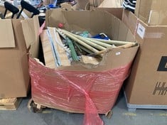 PALLET OF ASSORTED ITEMS TO INCLUDE KENT & STOWE STAINLESS STEEL BORDER SPADE TO INCLUDE WOODEN FENCE SPIKES IN NATURAL (ZONE 2) (KERBSIDE PALLET DELIVERY)