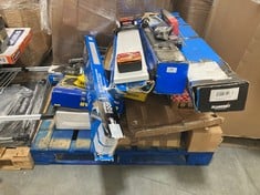 PALLET OF ASSORTED ITEMS TO INCLUDE 2 X SUMMIT UNIVERSAL ALUMINIUM ROOF BARS TO INCLUDE AA 4.8W SOLAR BATTERY CHARGER (ZONE 2) (KERBSIDE PALLET DELIVERY)