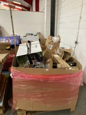 PALLET OF ASSORTED ITEMS TO INCLUDE SMALL LIGHT GREY BEAN BAG CHAIR TO INCLUDE LED NUMBER CLOCK (ZONE 3) (KERBSIDE PALLET DELIVERY)