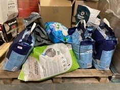 PALLET OF ASSORTED CAT LITTER TO INCLUDE BREEDER CELECT CAT LITTER 30L (ZONE 3) (KERBSIDE PALLET DELIVERY)