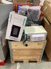 PALLET OF ASSORTED MICROWAVES TO INCLUDE COMFEE MANUAL MICROWAVE OVEN IN CREAM (ZONE 3) (KERBSIDE PALLET DELIVERY)