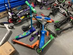 5 X ASSORTED SCOOTERS / PARTS TO INCLUDE MONGOOSE RISE STUNT SCOOTER IN BLACK / ORANGE