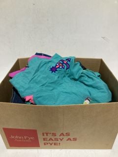 BOX OF MEN'S CLOTHING TO INCLUDE SHIRTS TROUSERS JEANS