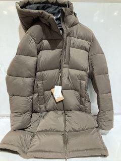 CLOTHING ITEMS TO INCLUDE RVRC COAT AND NORTH FACE COAT