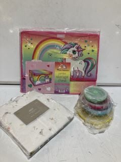 BOX OF HOME WARES TO INCLUDE UNICORN STORAGE BOX AND QUILTED BLANKETS