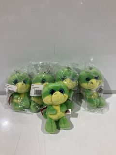 BOX OF CHILDREN'S ITEMS TO INCLUDE DANGLING DRAGON PLUSH TEDDY