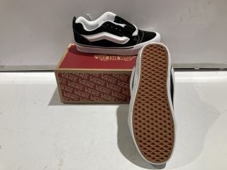 VANS KNU SKOOL TRAINERS IN BLACK/TRUE WHITE SIZE 9.5 TO INCLUDE DRAKES PRIDE BOWLING SHOES SIZE 11