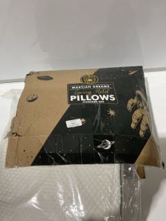 BOX OF ITEMS TO INCLUDE LUXURY HOTEL PILLOWS