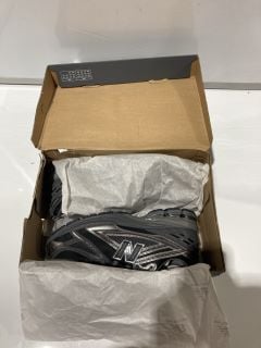 BOX OF FOOTWEAR TO INCLUDE NEW BALANCE UK SIZE 9 TRAINERS