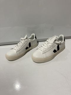 BOX OF FOTTWEAR TO INCLUDE WHITE AIRFORCE ONES SIZE 6