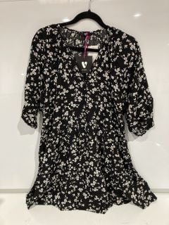 1 BOX OF PREMIUM DESIGNER APPAREL TO INCLUDE VERY BLACK AND WHITE PRINTED DRESS SIZE 12 RRP