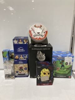 BOX OF ITEMS TO INCLUDE HARRY POTTER CLIP LIGHT