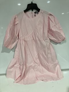 1 BOX OF PREMIUM DESIGNER APPAREL TO INCLUDE MISSGUIDED PUFFED SLEEVED DRESS PINK SIZE 8 RRP