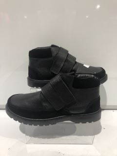 1 X FOOTWEAR TO INCLUDE LA CONFORTAISE BLACK 11