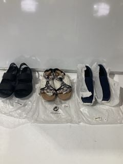 BOX OF ITEMS TO INCLUDE TAN AND BLACK FLOWERED SANDALS 8