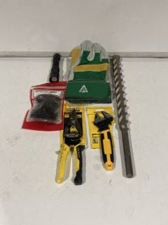 BOX OF ITEMS TO INCLUDE STANLEY ADJUSTABLE WRENCH