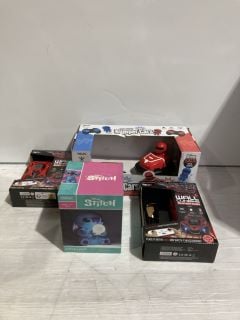 BOX OF ITEMS TO INCLUDE REMOTE CONTROL WALL CLIMBING SUPERCAR