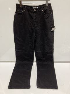 1 X BOX OF PREMIUM DESIGNER APPAREL TO INCLUDE HUGO BOSS BLUE JEANS SIZE 30X32