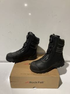 QTY OF ITEMS ROCKTRAIL MENS BOOTS SIZE 8 BLACK TO INCLUDE ROCKTRAIL BOOTS SIZE 9 BLACK RRP £90