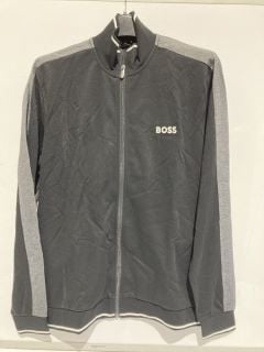 1 X BOX OF PREMIUM DESIGNER APPAREL TO INCLUDE BOSS TRACKSUIT JACKET TOTAL RRP £200