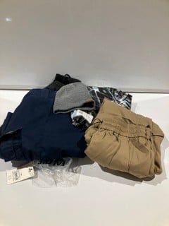 BOX OF CLOTHING TO INCLUDE SITE KING WORK SHORTS SIZE 44