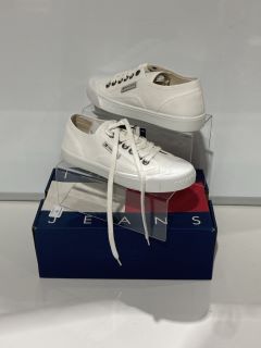 TOMMY JEANS FOXING SNEAKER 4.5, TO ALSO INCLUDE TOMMY JEANS SPORTY CHIC COURT SNEAKER 4.5