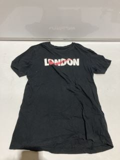 BOX OF CLOTHING ITEMS TO INCLUDE NIKE T-SHIRT UK S