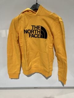 DESIGNER MENS CLOTHING BUNDLE TO INCLUDE 1 X SUMMIT GOLD THE NORTH FACE HOODIE AND 1 X PYRENEX TRACKSUIT XS